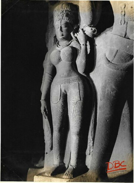 Sllora Cave 29 A Lady Near the Dwarapala