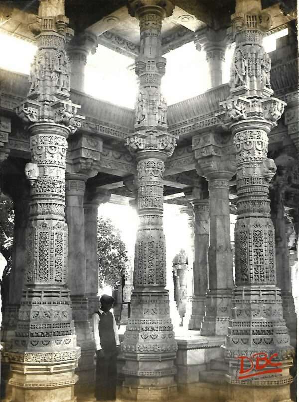 Ranakpur (Rajasthan)  Adi Nath Jain Temple, Interior Decoration of pillars