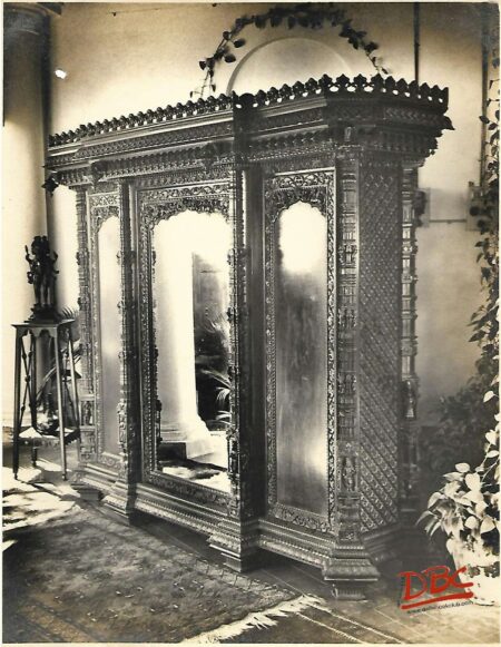 The Alirah : Three Doors (The Middle One With a Mirror Form The Goblium)
