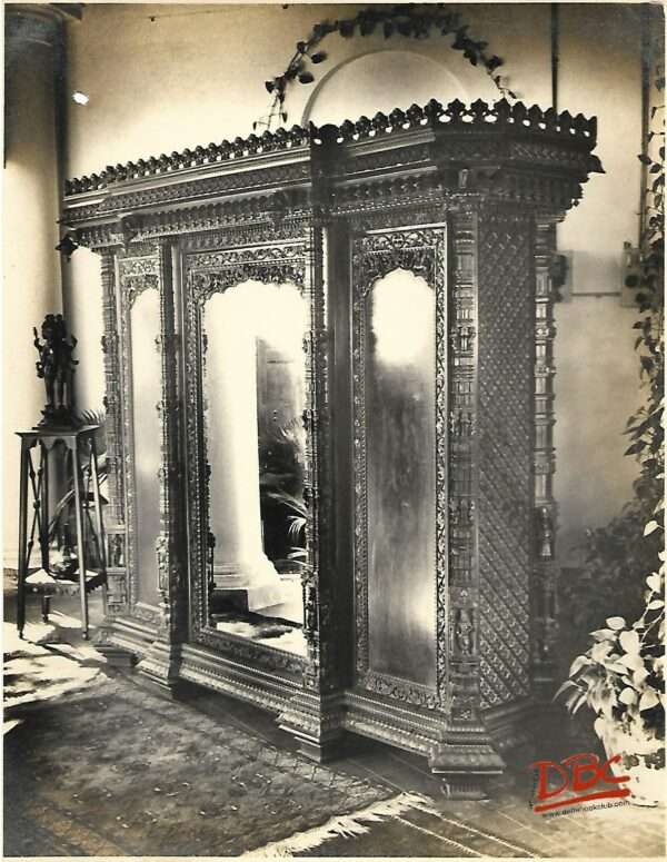 The Alirah : Three Doors (The Middle One With a Mirror Form The Goblium)