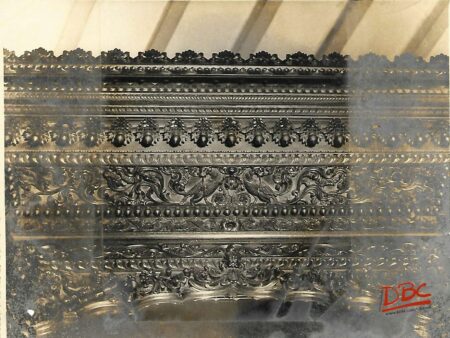 CARVING DETAILS OF A LARGE ALMIRAH IN THE UPPER PORTION
