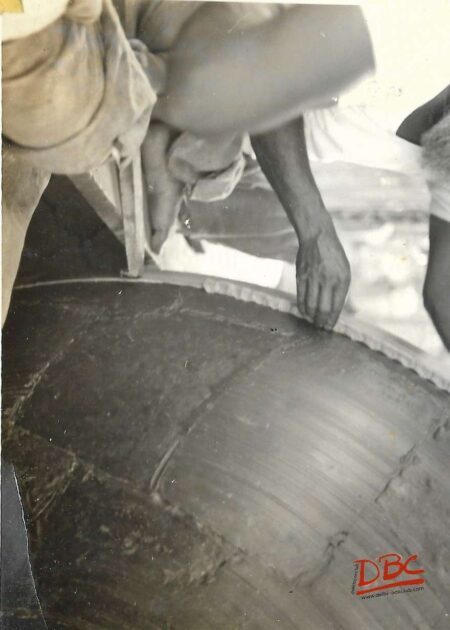 Applying White The Wax on The Rim