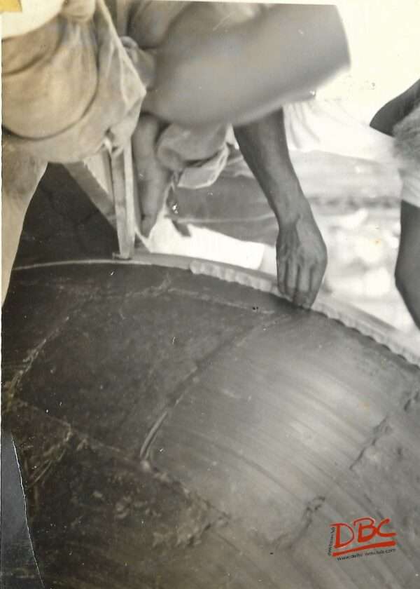 Applying White The Wax on The Rim