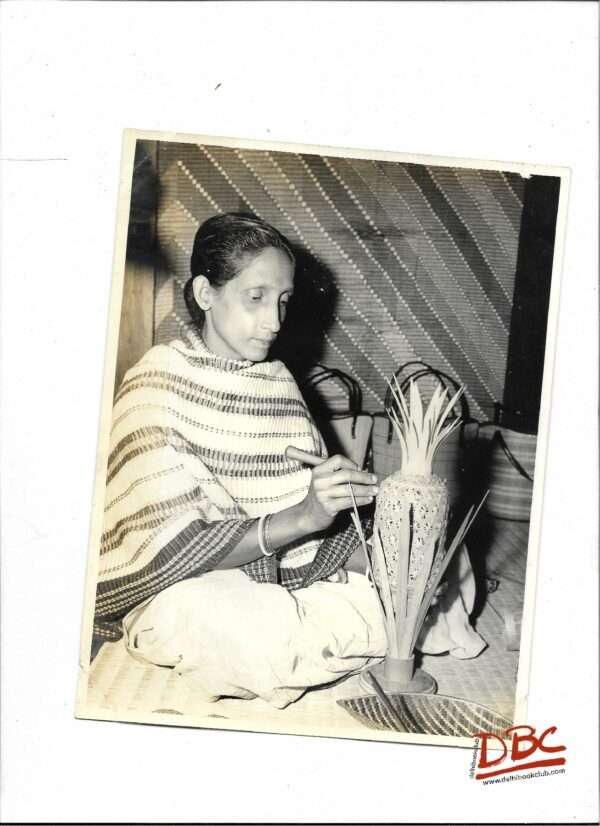 Smt. Sovarani Bhattacharaya (30 Years) Using Fover(Phor) For Making a Vase