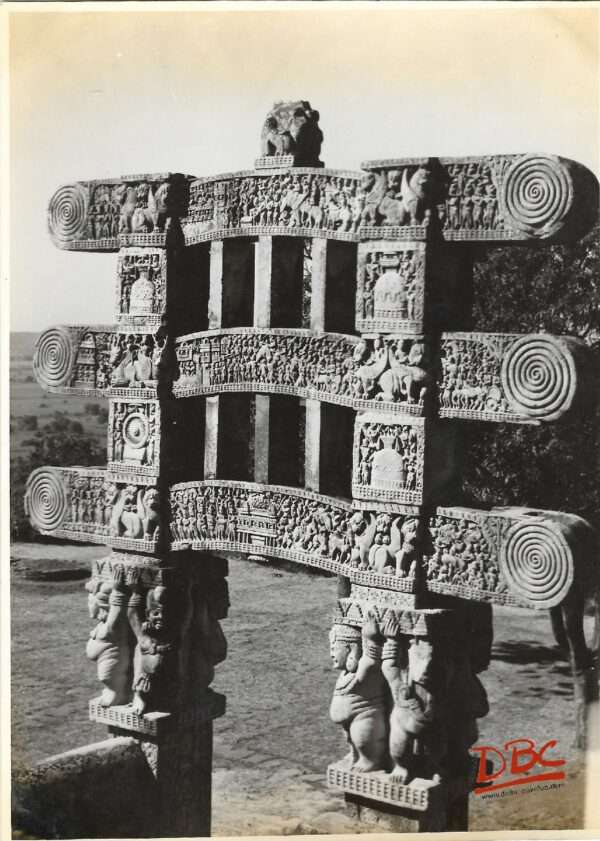 Sanchi Stupa - I : West Gate - uppar half