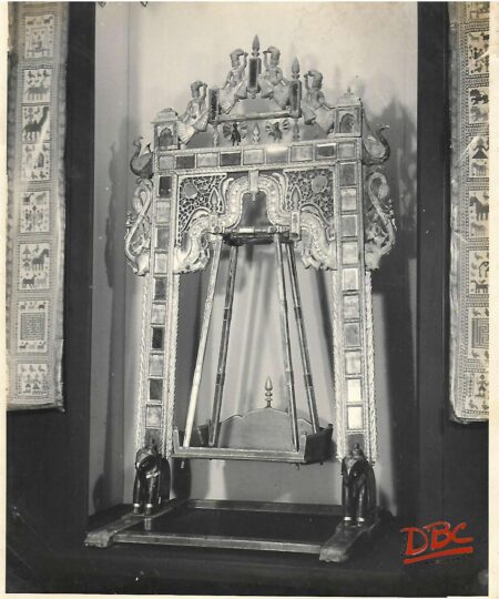 Jhoola with glass decoration(Metal)
