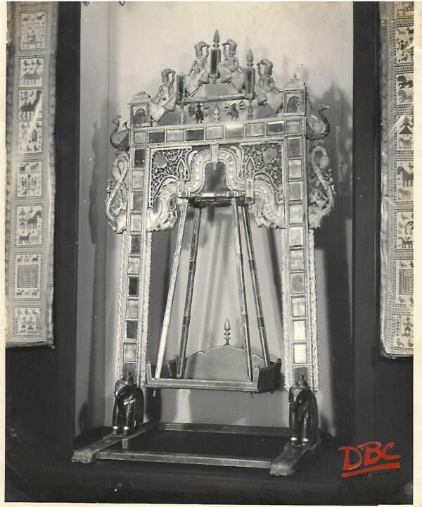 Jhoola with glass decoration(Metal)