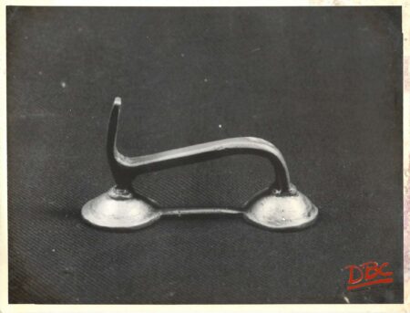 BRASS SNAKE HEAD SANDLE STAND