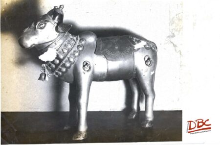 standing nandi brass