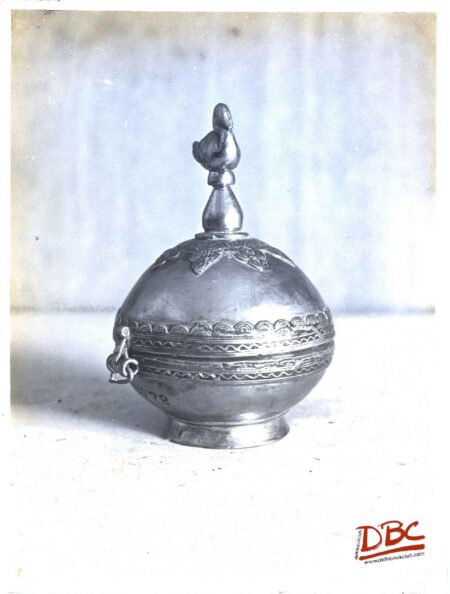 round casket with a bird on the lid (spit box )powdes case (brass)