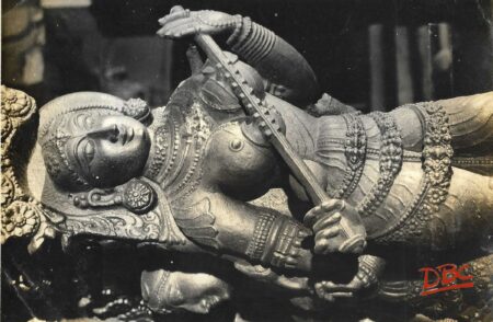 kambhokonam ramaswamy temple close up of a female musiume from the mandapa
