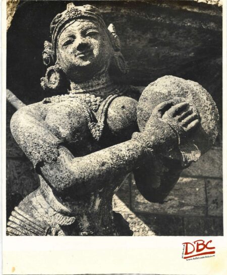 kanarak: sun temple -a female musiam with cymbol