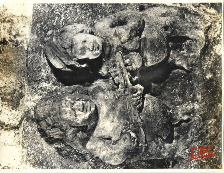 ajanta cave -xvi bracket fig -musician