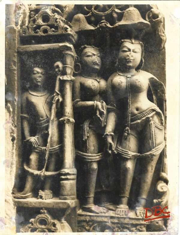 MUSEUMS : FIGURES ON A DOOR Frame