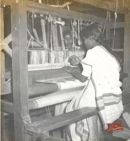 LOOMS WEAVING FROM MODRAS