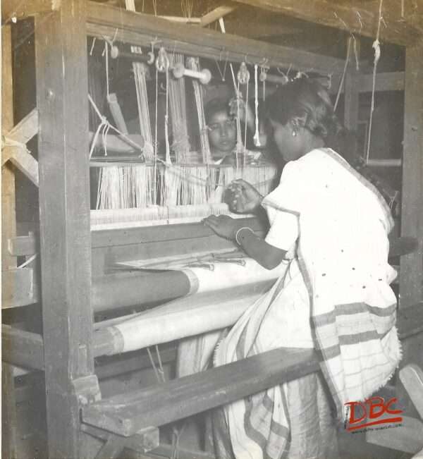 LOOMS WEAVING FROM MODRAS