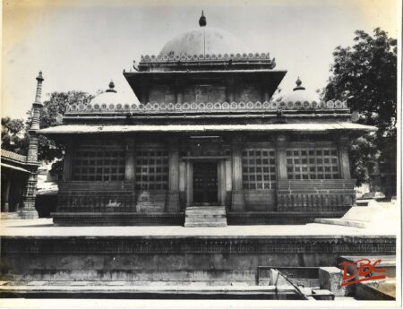 Ahmadabad : Tomb Near Rani Sirpai's Mosque