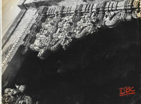 Dhaboi : Baroda Gate - Details of the Bracket