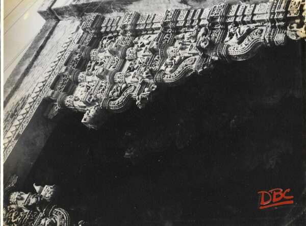 Dhaboi : Baroda Gate - Details of the Bracket