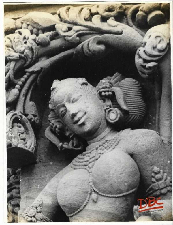 Bhubaneshwar : Raja Rani Temple - Apsara Fig. Removing on Ornaments From Her Foots