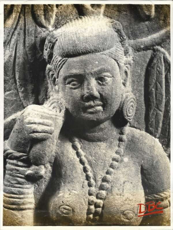 Lucknow Museum : Lady Driking Under a Tree