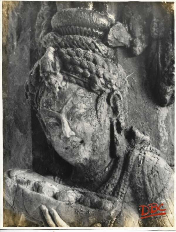 Rajim (RP) Ram Chandra Temple Lady With offering