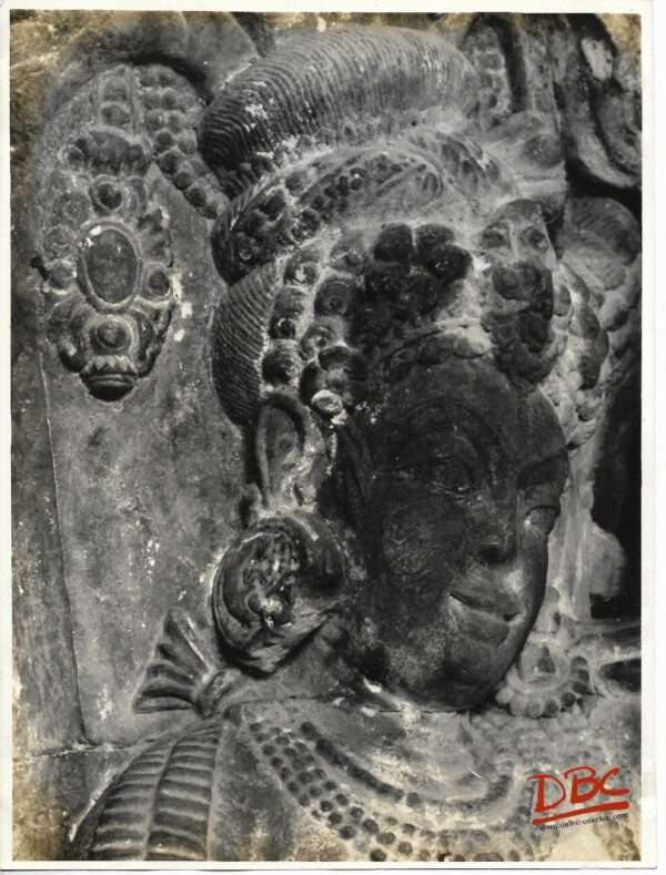 RajimRam Chandra Temple - Standing Femle Figure.