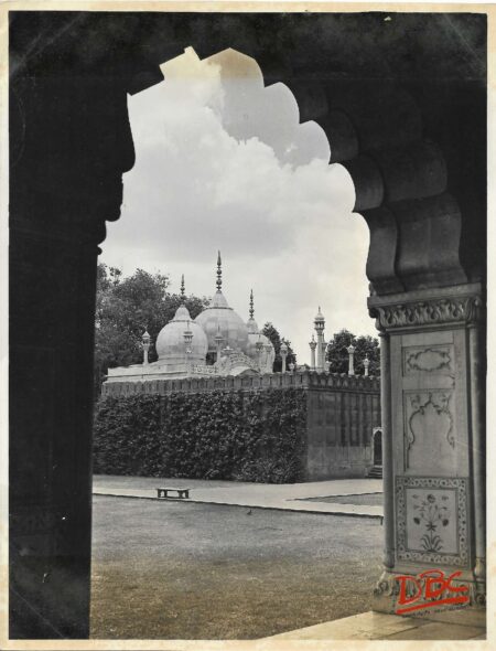 Delhi - Red Fort - Moti Masjid Through the Arch of Dusab - E - Khans