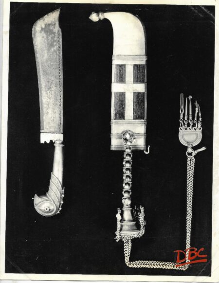 Dagger With Chain
