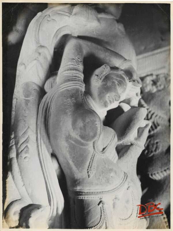 Khajuraho Lakshmana Mandir : Bracket Figure Looking Into Mirror