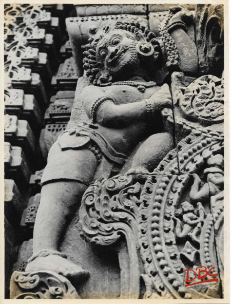 Bhubaneshwar Mukteshwar Temple : The Figure Supporting The Medallion