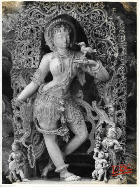 Belur Chennakesova Temple : Bracket Female Figure