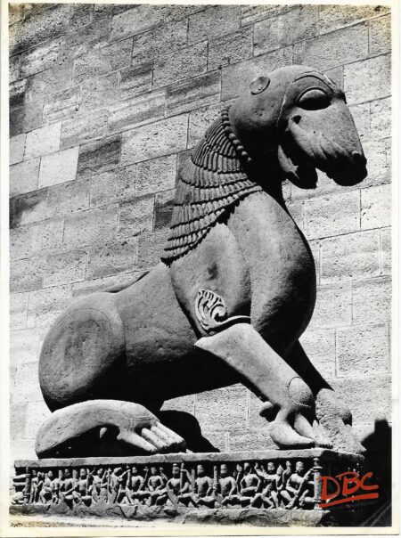 Gwalior Fort : Image of Lion in Front of Museum