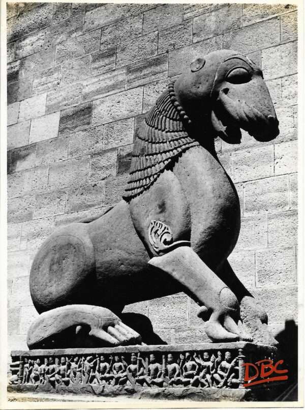 Gwalior Fort : Image of Lion in Front of Museum