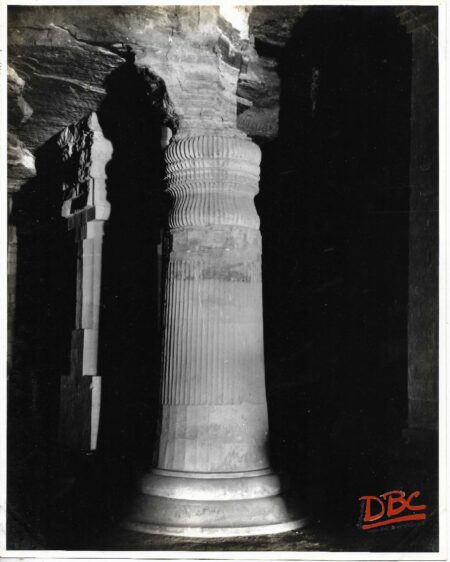 Gwalior - Bagh - Cave And Pillar