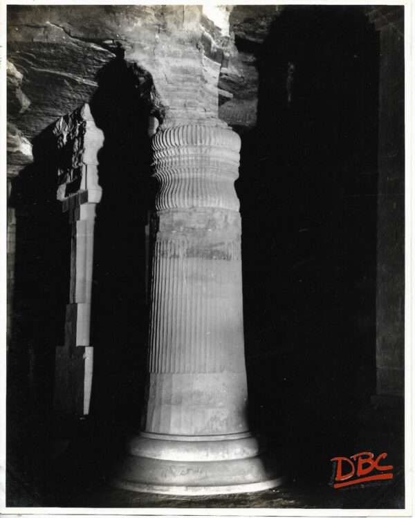 Gwalior - Bagh - Cave And Pillar